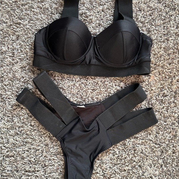 Elegant Black Bikini Set - Picture 2 of 5